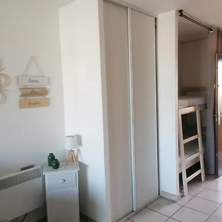 4 Personnes Bord De Avec Piscine Wifi Apartmán