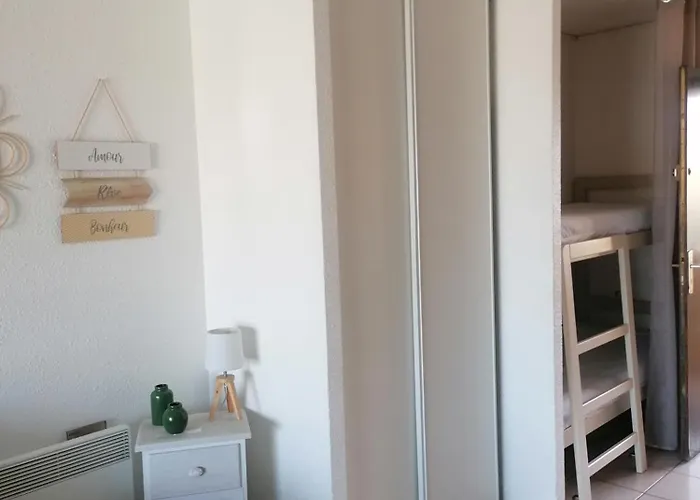 4 Personnes Bord De Avec Piscine Wifi 아파트